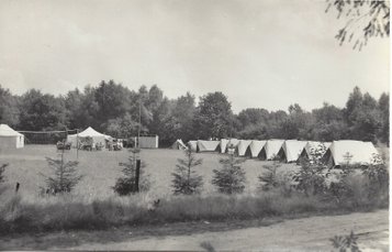 Een tentenkamp in het eerste bestaan van de camping 